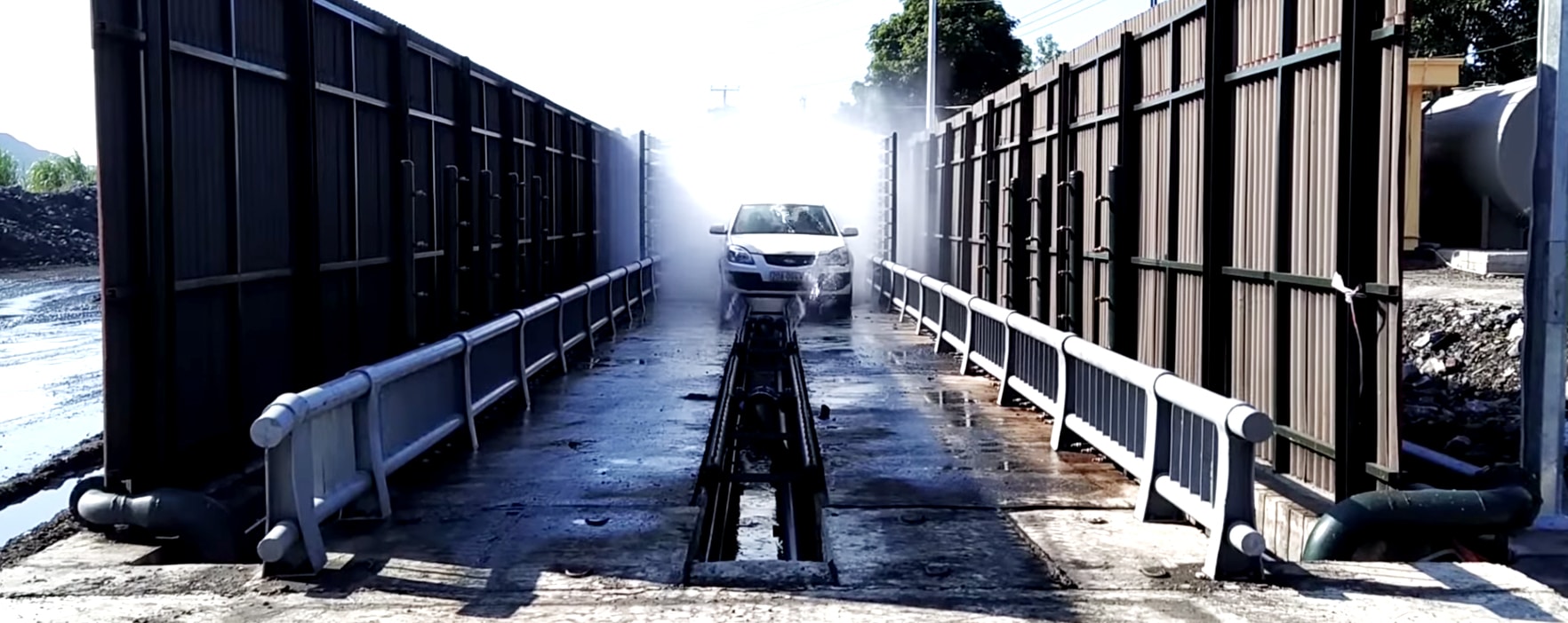 anh-thu-nghiem-rua-xe-tu-dong